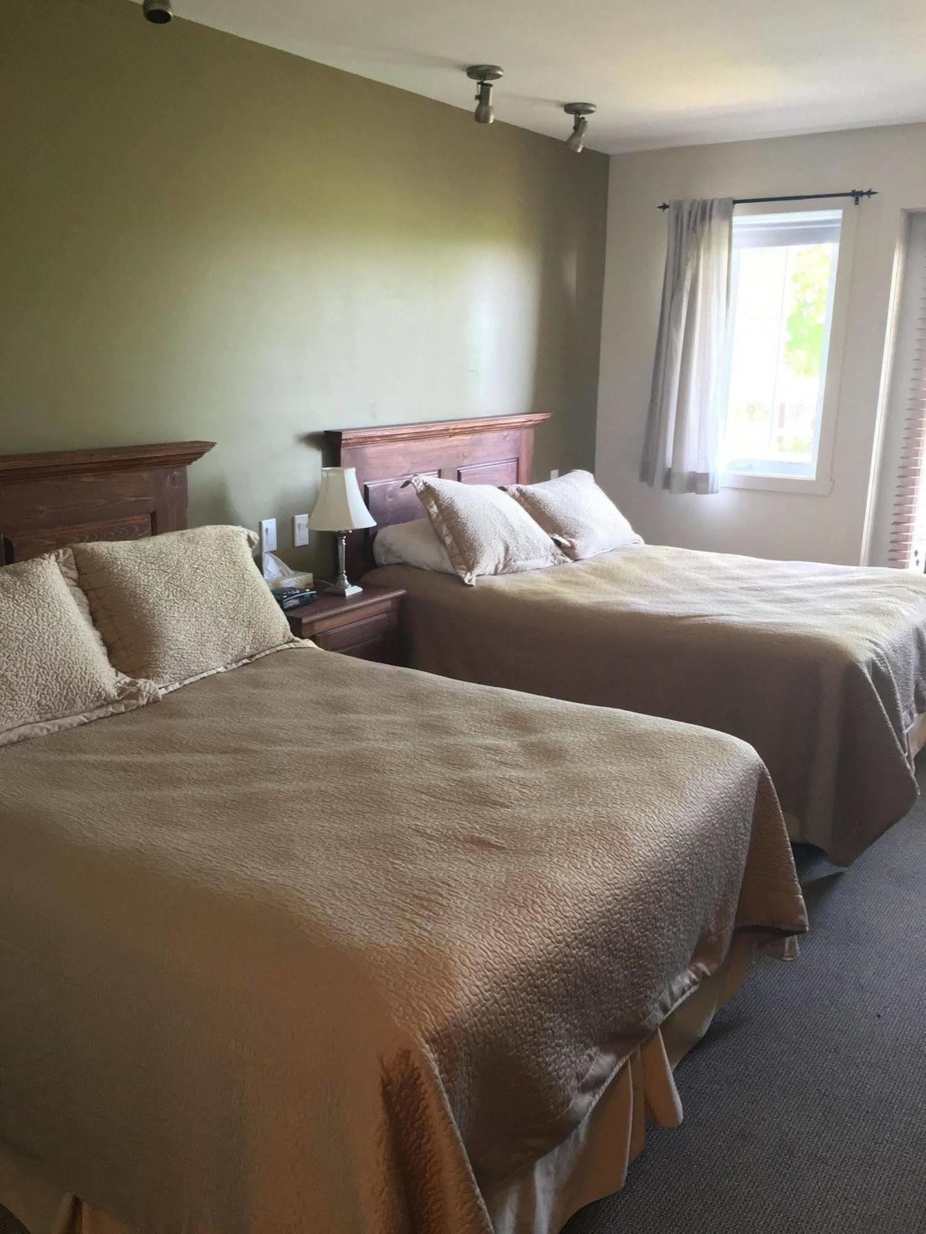 Auberge La Courtepointe プティット・リヴィエール・サン・フランソワ エクステリア 写真